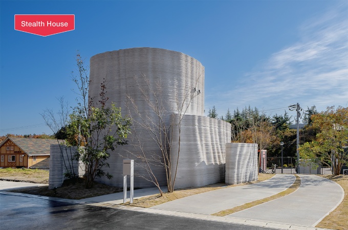 2025年11月に完成した2階建ての3Dプリンター住宅(写真:オノコム)