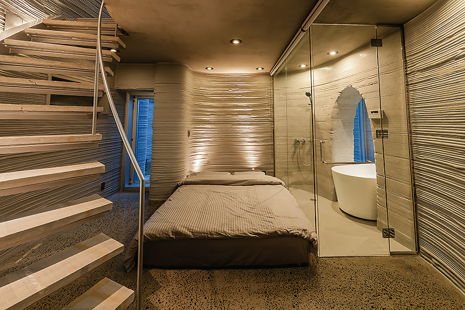 平面は渦巻き状に見える。キッチンやインテリアは樹脂でプリントした。住宅を発注した企業は地域おこしの一環として、3Dプリンター住宅に目を付けた。将来的には旅館業法に基づく許可を取得し、民泊のような使い方も想定している（写真：オノコム）