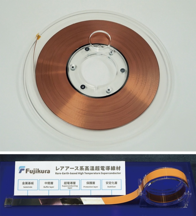 図2 フジクラのレアアース系高温超電導線材。金属基板の上に中間層や超電導層、保護層、安定化層を積層したテープ状の線材だ(写真:日経クロステック)