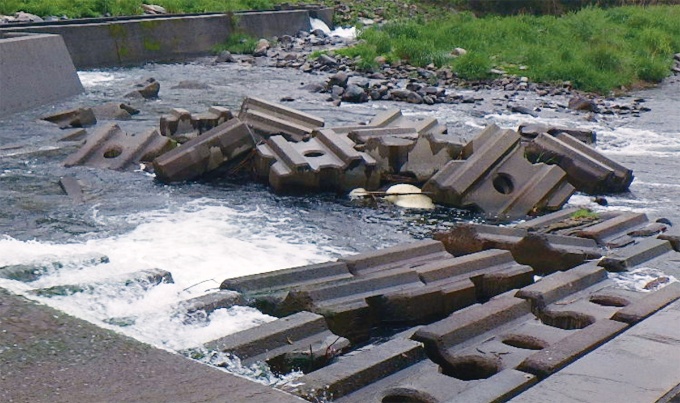 島根県津和野町が整備した護床工。ブロック同士を連結していなかったため、水流で崩壊した(写真:津和野町)