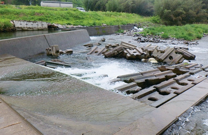 水で流された護床ブロック。ブロック同士を相互に連結していなかった(写真:津和野町)
