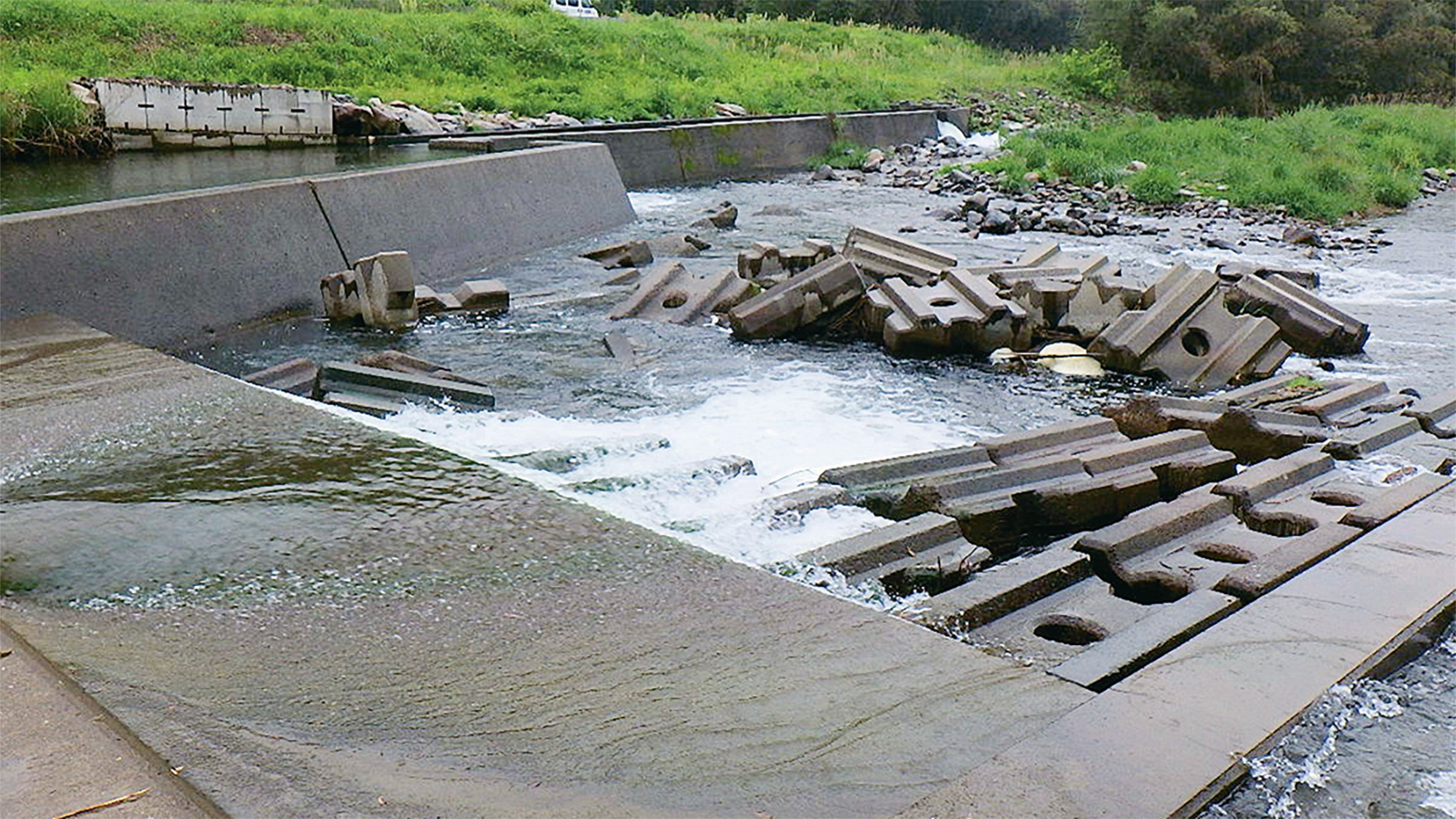 施工者が違和感抱くも発注者「連結不要」、流水で護床ブロック崩壊