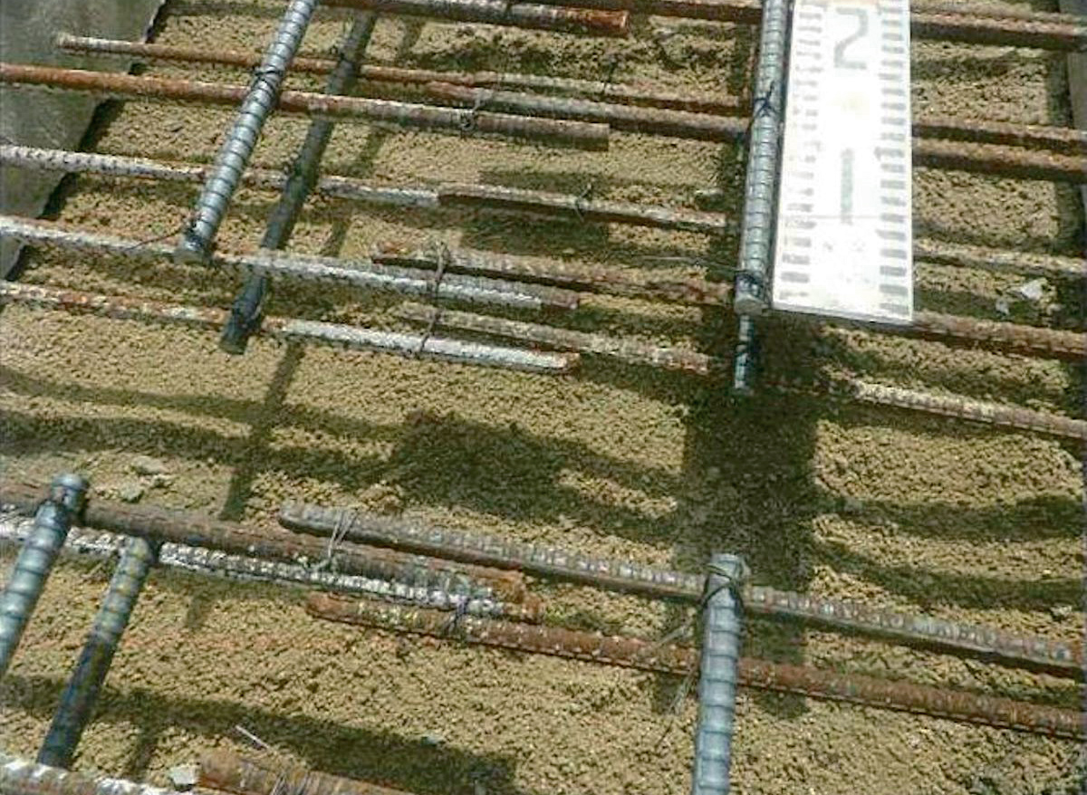 施工時の底版の配筋状況。底版鉄筋を配置しておらず、重ね合わせ長さが100mmしかなかった（写真：菊陽町）