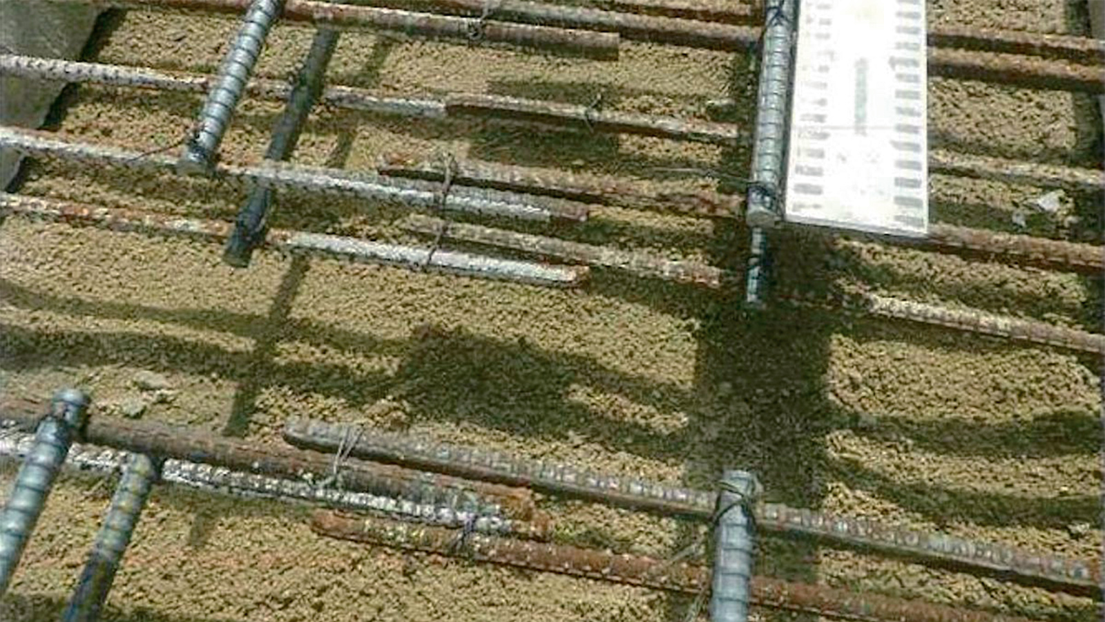 コンクリート製水路の定番ミス、鉄筋の重ね合わせ短く強度不足に