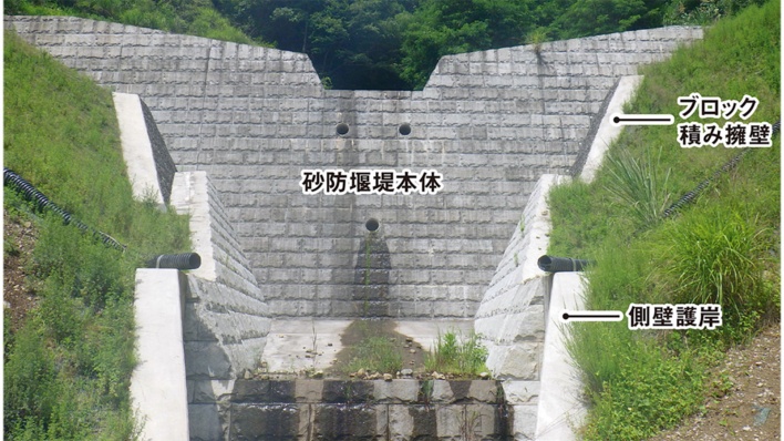 裏目に出た建設残土の活用、土質試験結果踏まえず護岸が不安定に