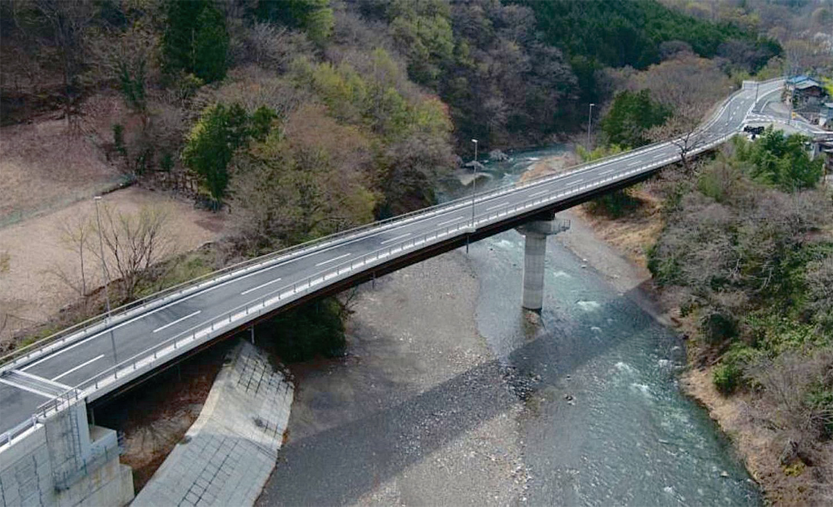 立処橋の全景。橋が曲線形状のため、横変位拘束構造を設置する必要がある（写真：群馬県）