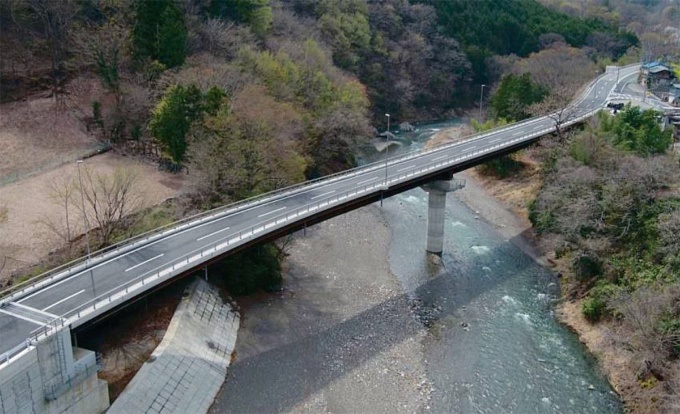 立処橋の全景。橋が曲線形状のため、横変位拘束構造を設置する必要がある(写真:群馬県)
