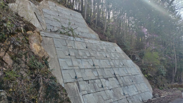 多段ブロック積み擁壁に要注意、幅2mの小段設けて安定計算せず