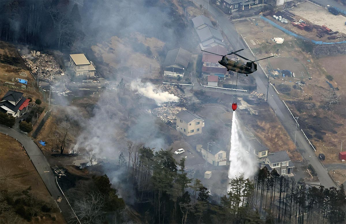 〔写真1〕ヘリによる消火活動