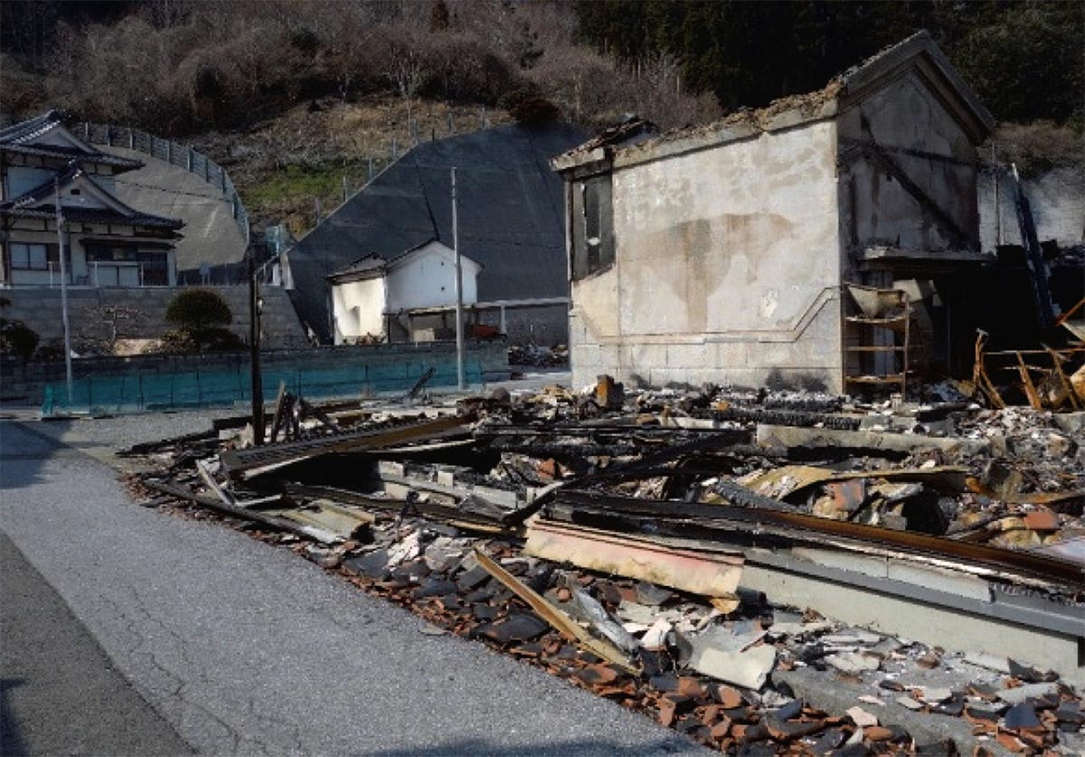 〔写真3〕林野に近接していなくても延焼被害