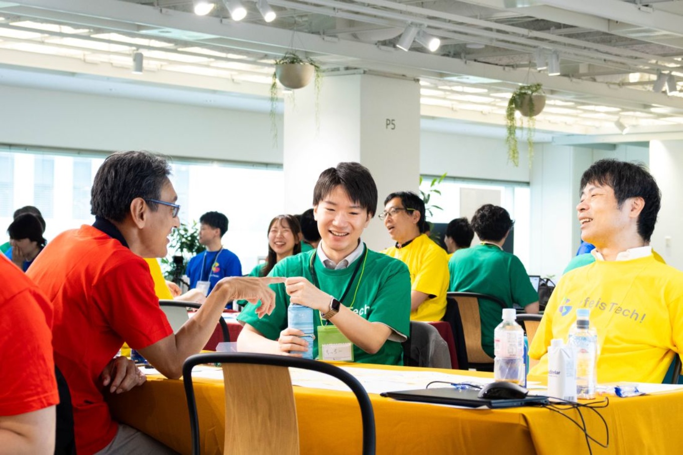 新入社員が参加した、NECのリバースメンタリング研修(2025年7月)。カラフルなTシャツを着用し、気分を盛り上げる。70人の募集枠に対して、250人以上の応募があった