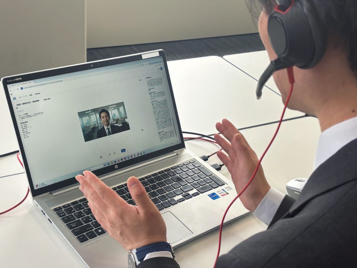 綜合キャリアオプションで営業のロープレをする様子。AIツール「amptalk coach(アンプトークコーチ)」を使う