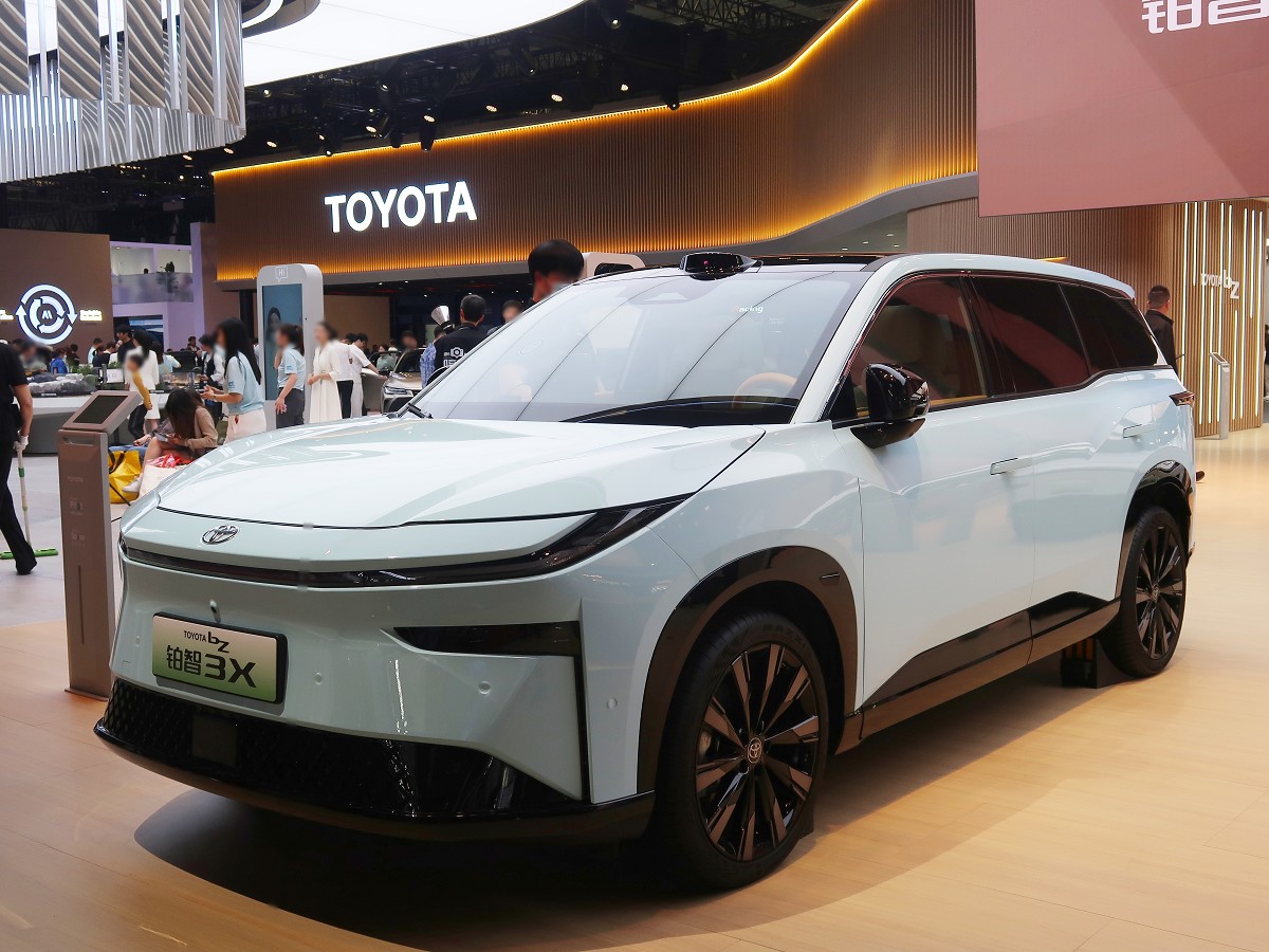 トヨタが2025年3月に中国で発売した多目的スポーツ車（SUV）タイプのEV「bZ3X」。中国系メーカーの部品を多く採用した（写真：トヨタ自動車）