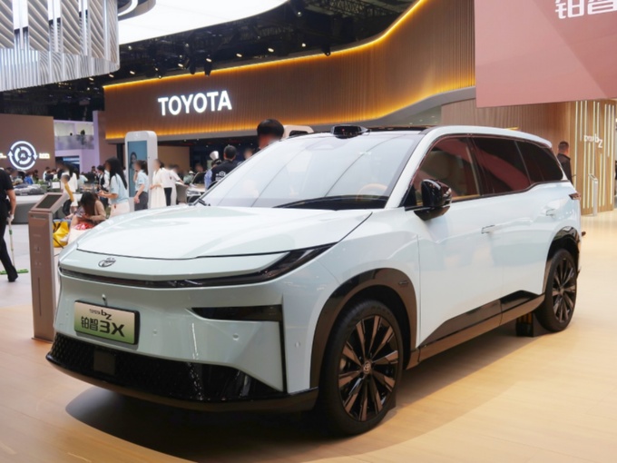 トヨタが2025年3月に中国で発売した多目的スポーツ車(SUV)タイプのEV「bZ3X」。中国系メーカーの部品を多く採用した(写真:日経Automotive)