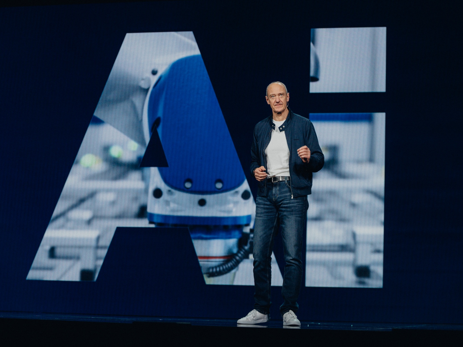 CES 2026の基調講演に登壇するローランド・ブッシュ氏（写真：シーメンス）