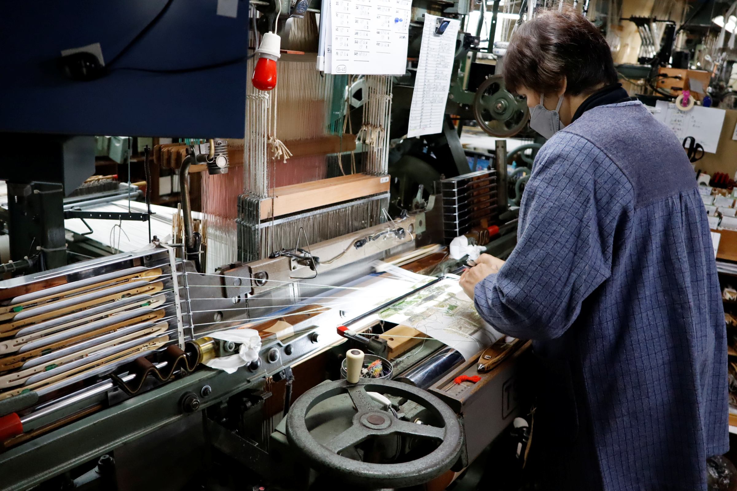織機で作業中の西陣織の職人