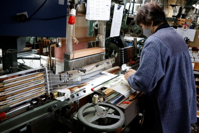 織機で作業中の西陣織の職人