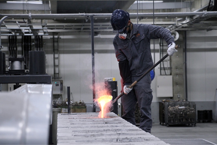 「鋳込み」を行う職人