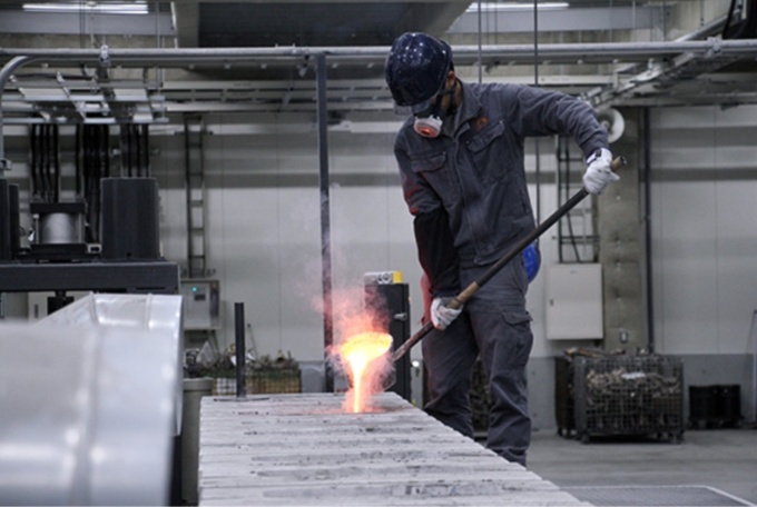 「鋳込み」を行う職人