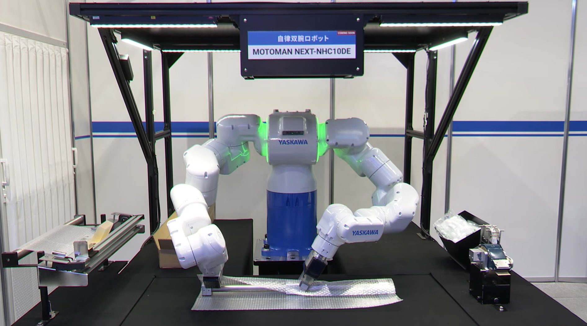 自律ロボット「MOTOMAN NEXT」は、包装から梱包まで一連の動作を自動化できる（出所：安川電機）