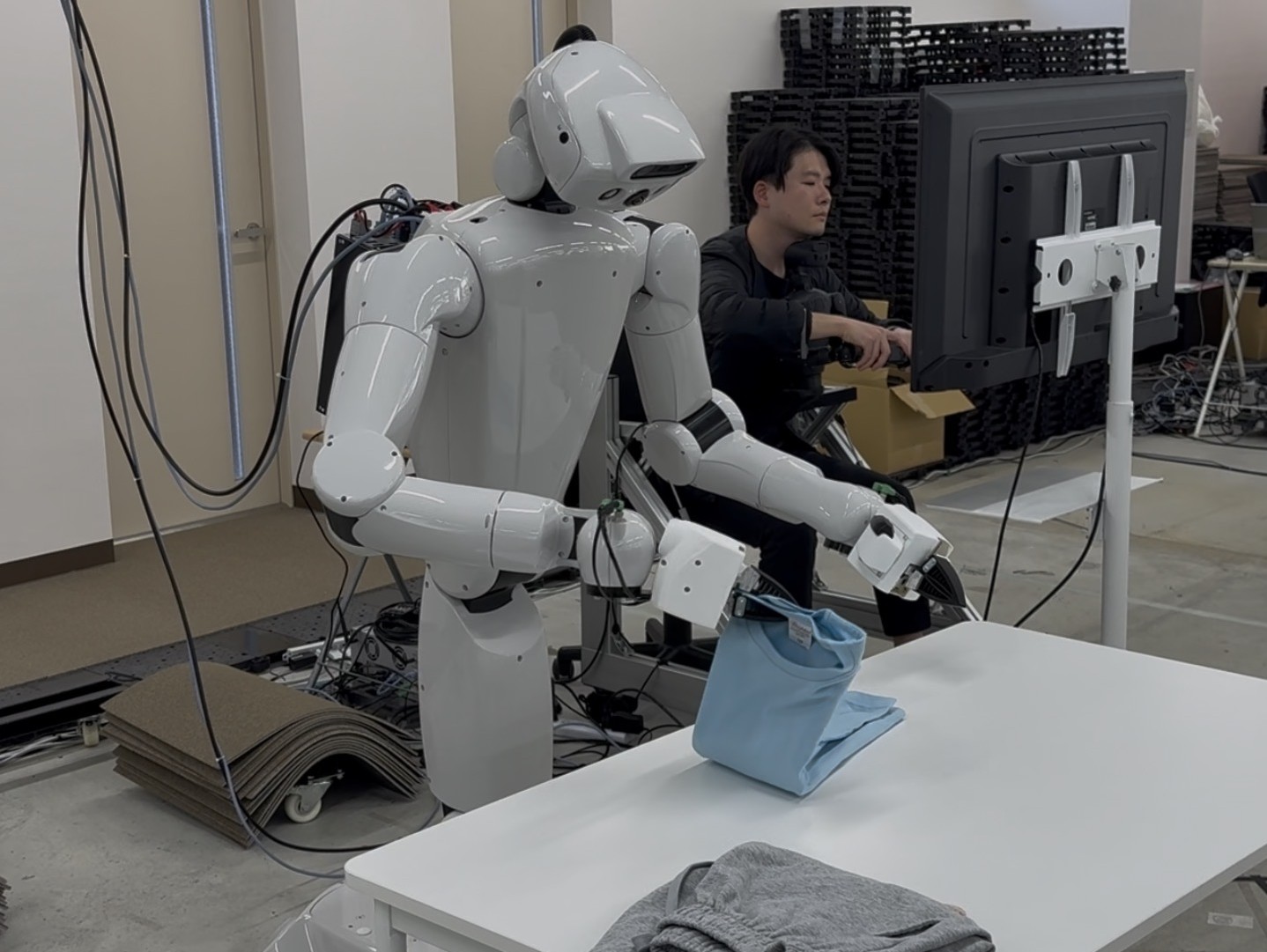 安川電機、人型ロボをオフィスへ フィジカルAIで「臨機応変」実現（2