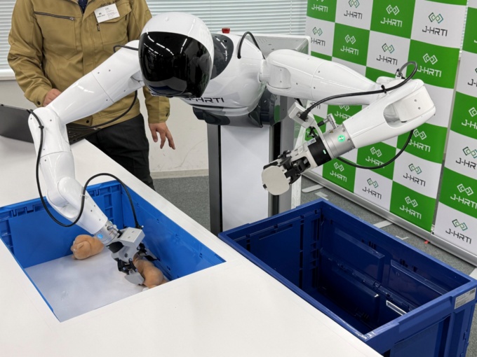 日本で2026年7月に開所予定の「フィジカルAI・ロボットデータ収集センター」でも、エージーアイボット製人型ロボット50台が稼働予定だ(写真:日経クロステック)