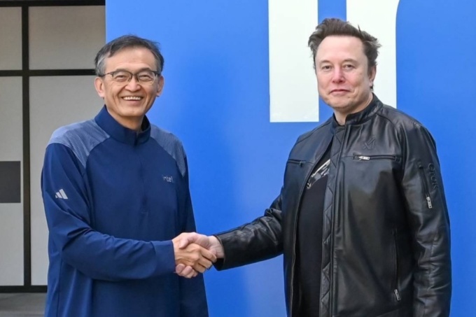 インテルCEOのリップブー・タン氏(左)とテスラCEOのイーロン・マスク氏。AI半導体の製造などで協力する(写真:インテル)