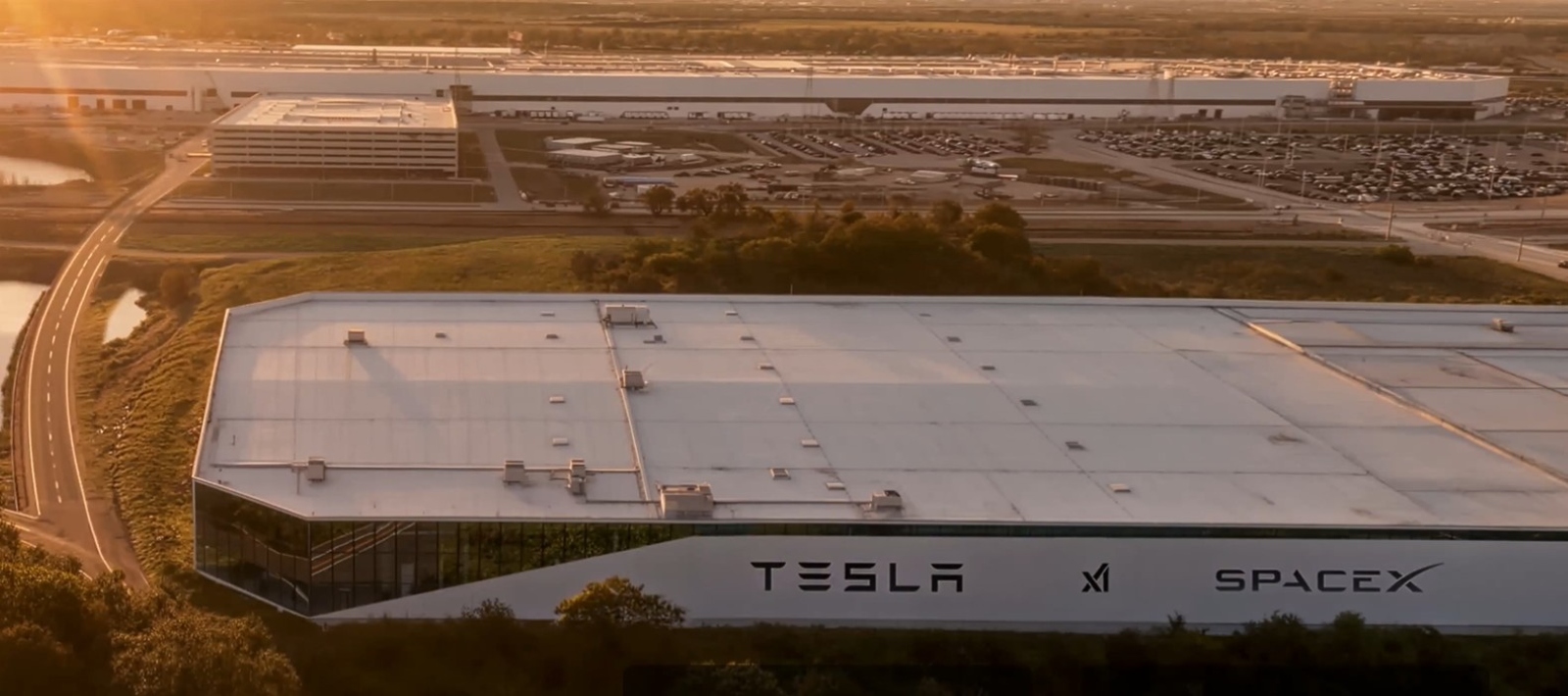 テラファブのイメージ。生産する半導体の用途については、8割を人工衛星や太陽光発電などの宇宙向けに、2割を自動運転車や人型ロボットなど地上向けに充てるとする（出所：テスラ）