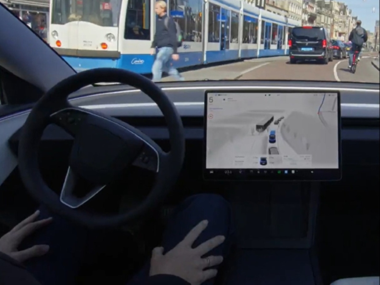 テスラの高度運転支援機能「監視付きFSD」がオランダの規制当局に承認された（出所：テスラの配信動画）