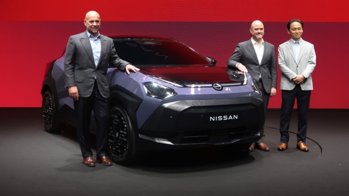 日産は自動運転技術を中心とした長期ビジョンを発表した。車は日産ジュークで、人物中央が社長のエスピノーサ氏、左がCPOのカルティエ氏、右がCTOの赤石氏(出所:日経Automotive)