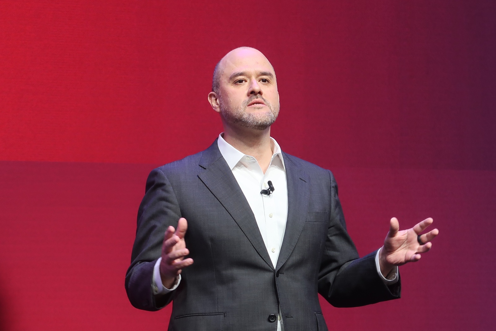 日産社長のイバン・エスピノーサ氏。2026年4月14日に長期戦略を発表した後、報道陣の質問に答えた（写真：日経クロステック）