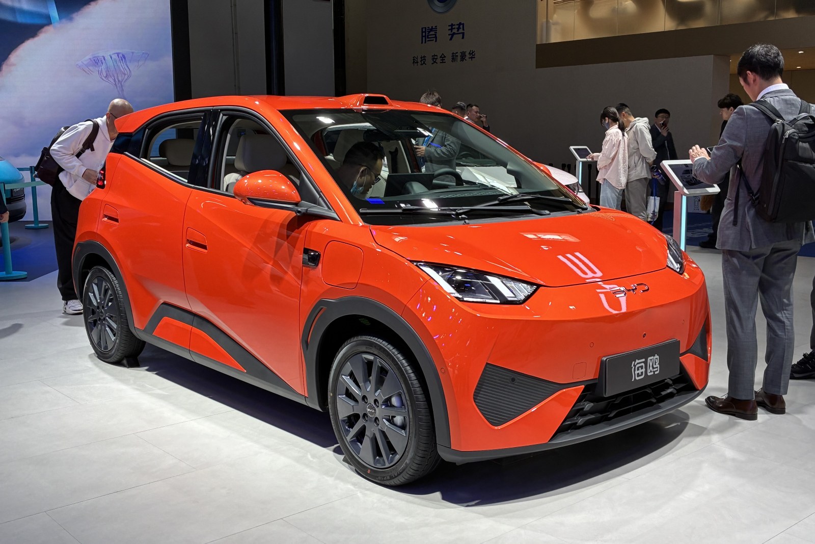 BYDの小型ハッチバックのEV「シーガル」。ルーフ(屋根)にこれまで搭載していなかったLiDARを装着した(出所:日経Automotive)