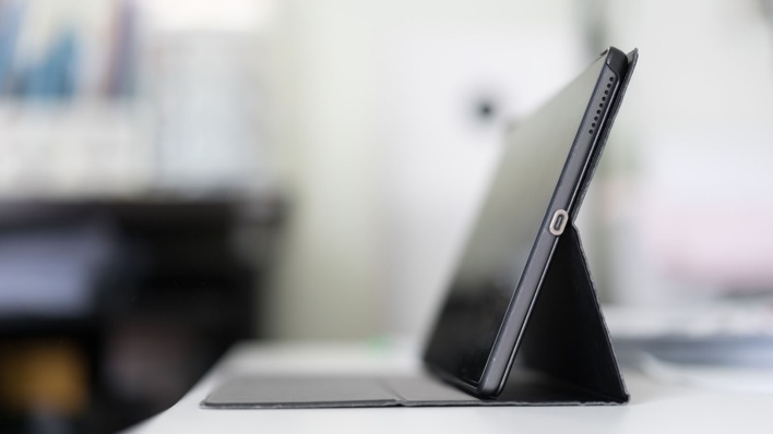 卓上スタンド付きで1万円強のモバイルディスプレー、USB1本で使える