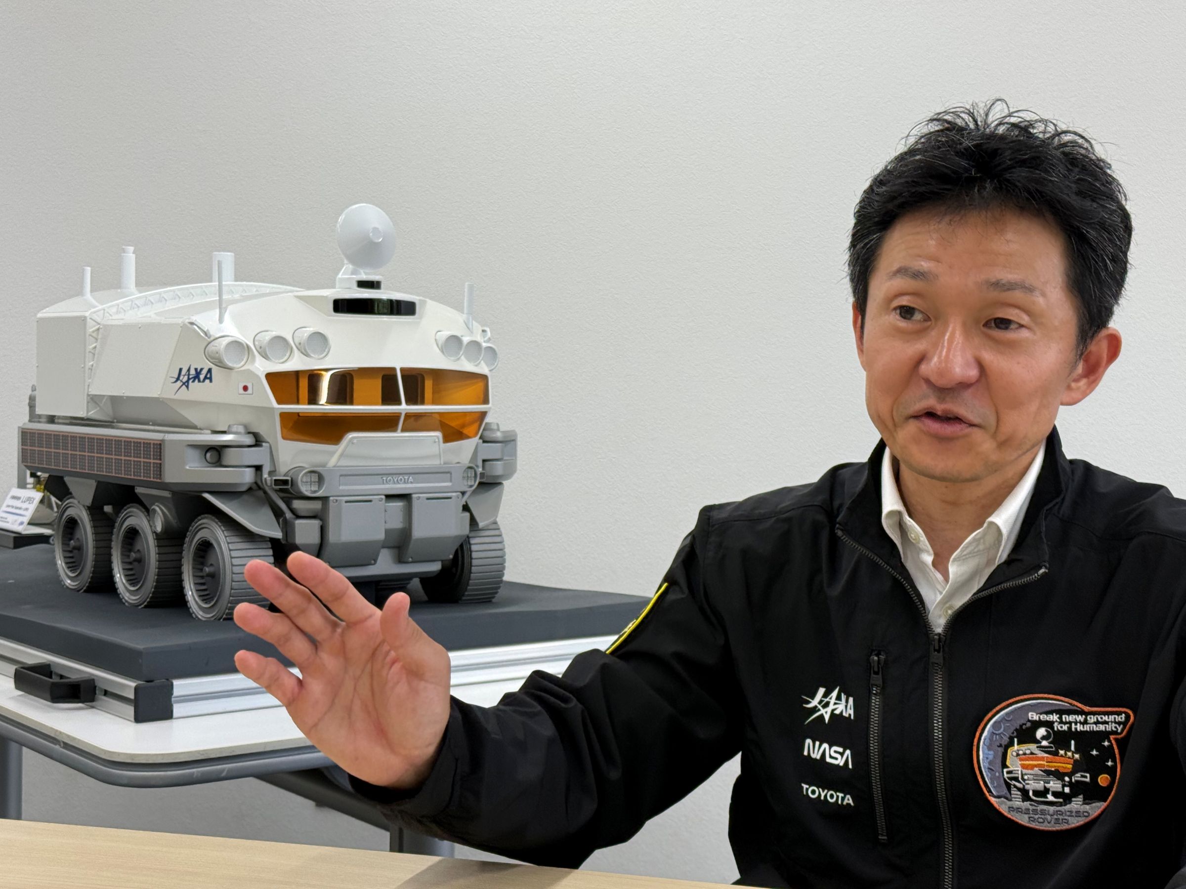 月面探査車、極域の土壌データ求め走る ブリヂストンはたわむ金属