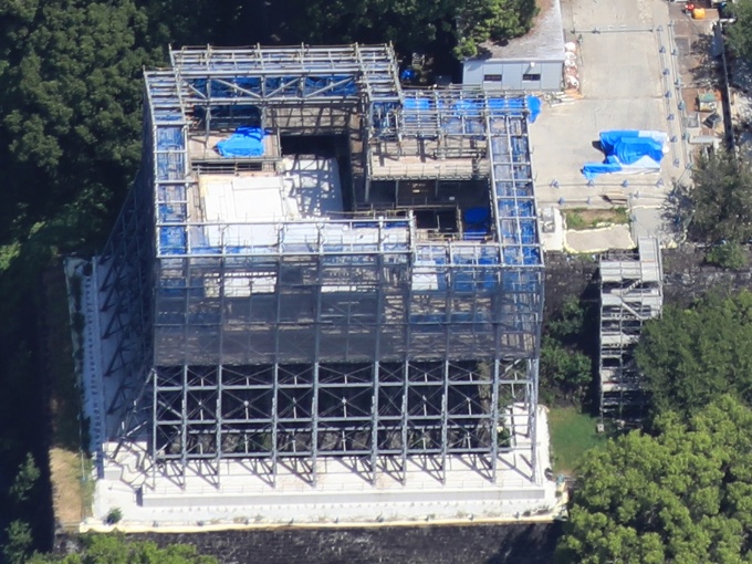 2026年7月29日に空撮した熊本城の飯田丸五階櫓(やぐら)の建設現場。素屋根の部材に覆われている(写真:国際航業・パスコ)
