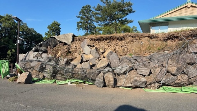 2026年7月28日の地震で崩落した加藤神社付近の熊本城の石垣。同神社は初代城主の加藤清正を祭神とする(写真:加藤神社)