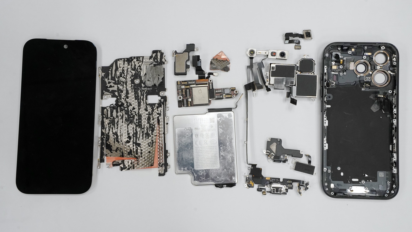 iPhone 18 Pro分解、「中身は別物」　半導体チップの冷却優先に
