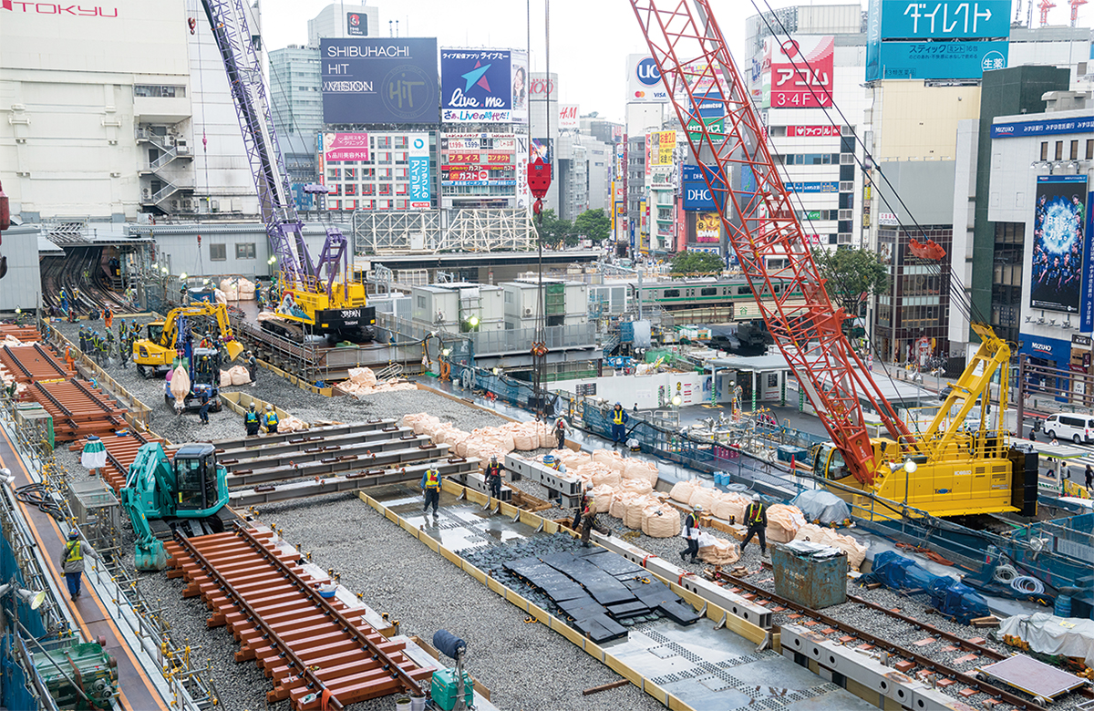 写真1 ■ 工事桁の撤去が進む様子を渋谷ヒカリエから見下ろす。写真左奥が現在の銀座線渋谷駅。工事1日目の5月3日午前9時ごろ撮影（写真：大村 拓也）