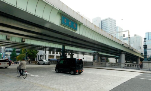 日本橋と上空を覆う首都高都心環状線。高架橋は東京五輪前年の1963年に建設された（写真：日経コンストラクション）