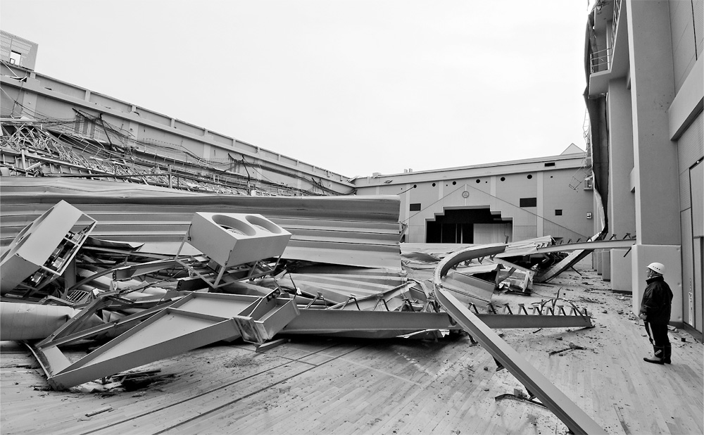 〔写真1〕2000m2の屋根崩落