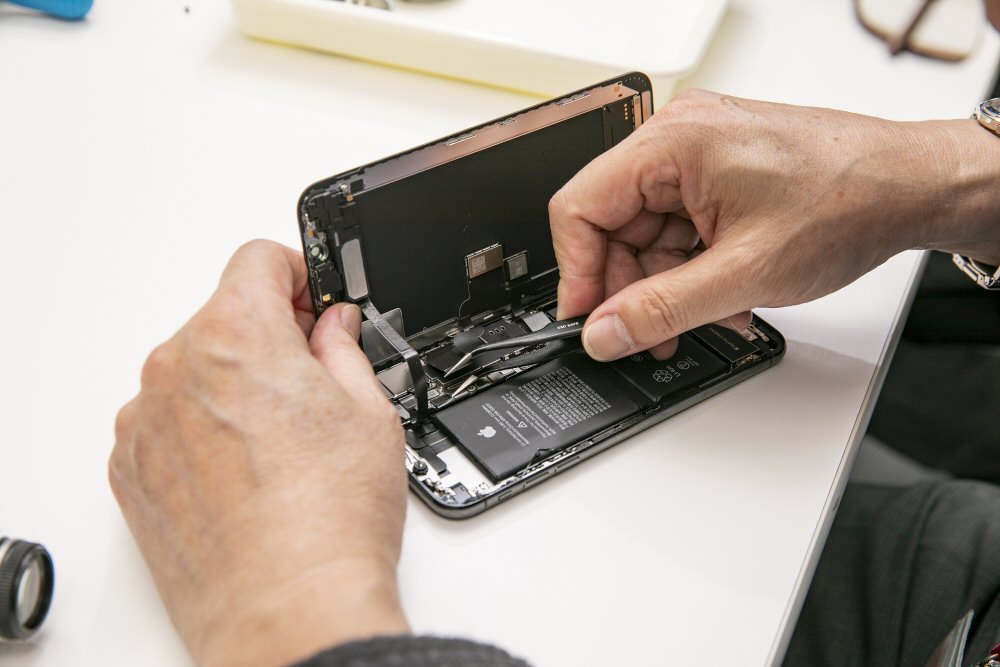 iPhone Xそっくり、でもメイン基板サイズに違い | 日経クロステック