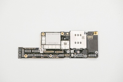 iPhone XS Maxのメイン基板。SIMカードスロットの右側に基板が11mmほど伸びている。基板の下側中央辺りに「UMT」のロゴがある。台湾の大手プリント基板メーカーUnimicron Technologyの製品とみられる