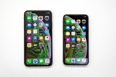 分解のために入手した、米アップル（Apple）の「iPhone XS Max」（左）と「iPhone XS」（右）。いずれも“スペースグレイ”（撮影：渡辺 慎一郎）