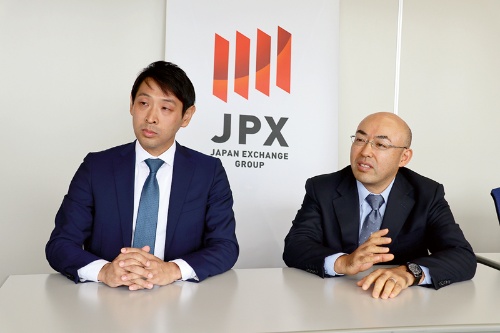RPA事務局を務める東京証券取引所IT開発部の岡田暁光課長（左）と嵯峨錠二課長