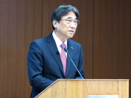 決算を説明するNTTドコモの吉沢和弘社長