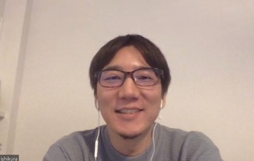 ビデオ会議で取材に応じるキャスターの石倉秀明取締役COO