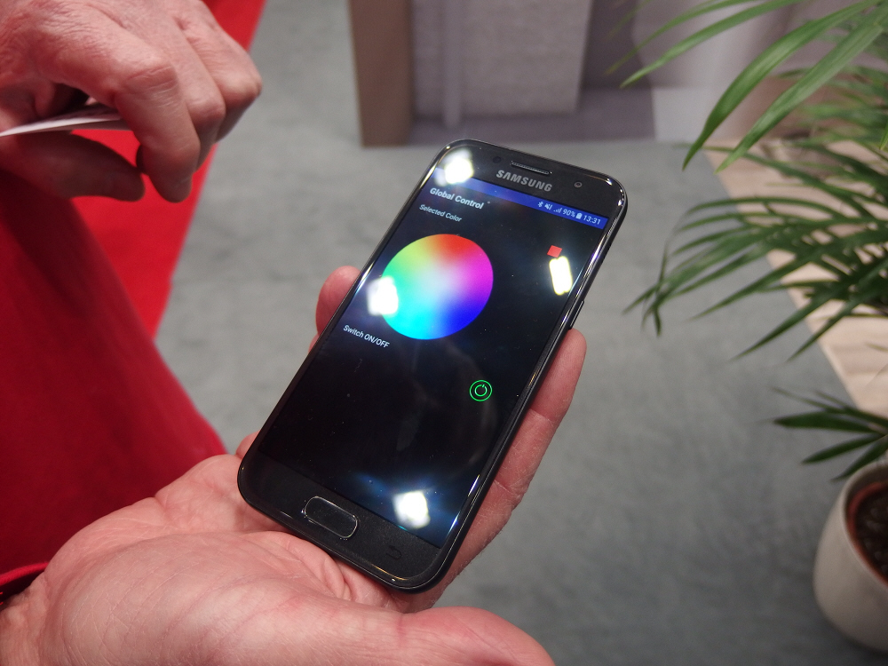 マホでLED照明の色合いを指定。日経 xTECHが撮影