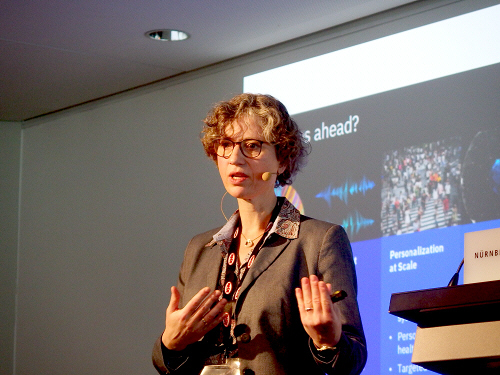 登壇したAndrea Martin氏。日経x TECHが撮影