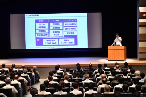 図2●満席の会場の中、熱弁を振るう伊本氏。