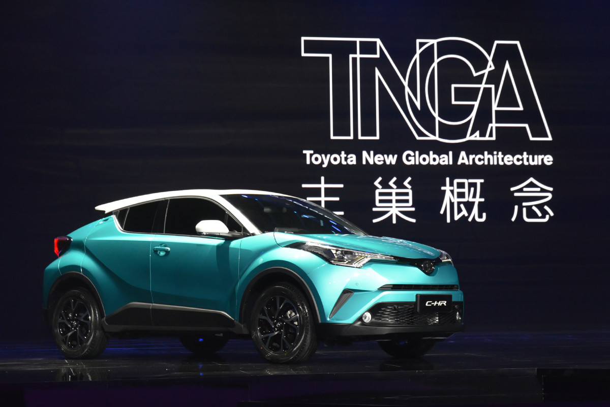 トヨタ自動車ev初 ストア c-hr ポスター